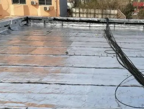 东方卫生间漏水维修公司分享下东方屋面楼顶防水刚性防水层施工要点。